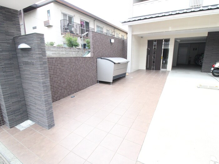 物件外観写真2　(エントランス部分)