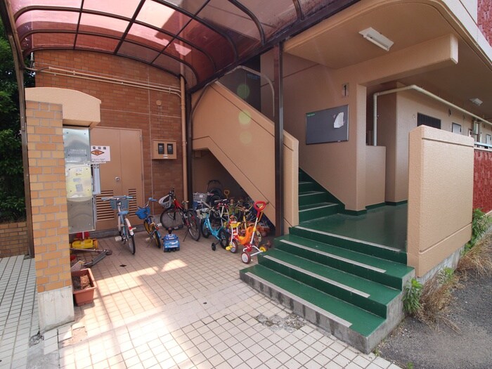 物件外観写真5　(エントランス部分)