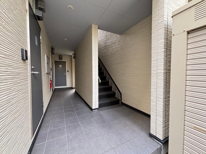 物件外観写真2　(エントランス部分)