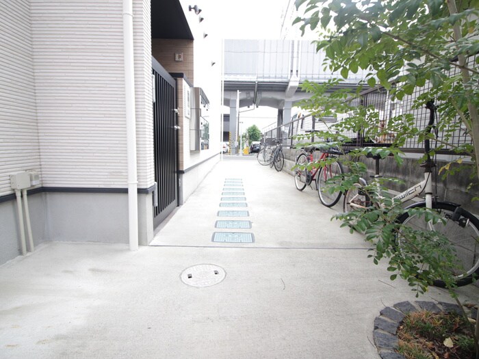 物件外観写真4　(駐輪場)