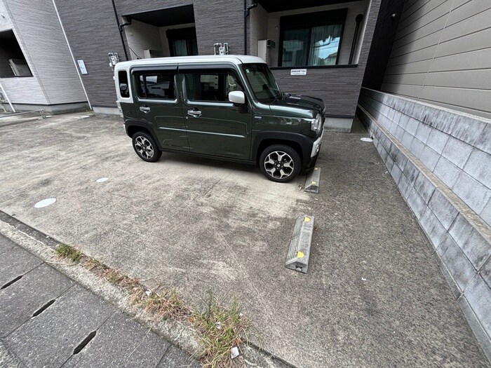 物件外観写真3　(駐車場)