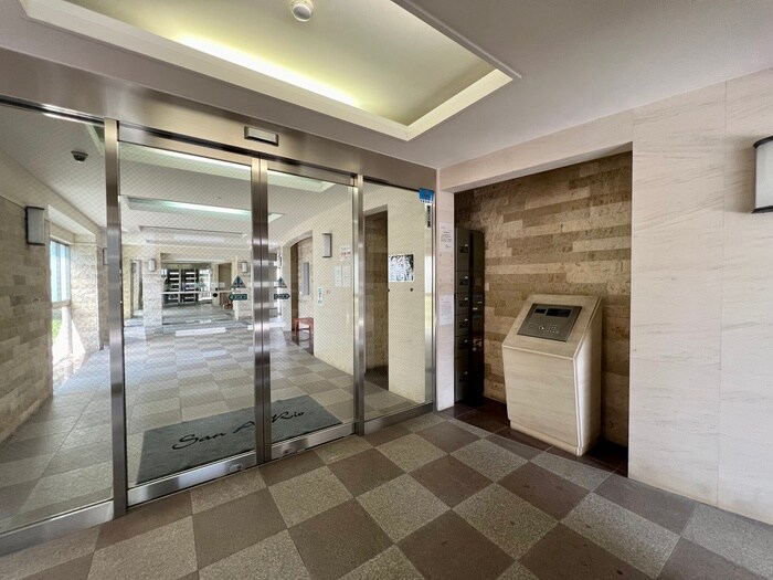 物件外観写真2　(エントランス部分)