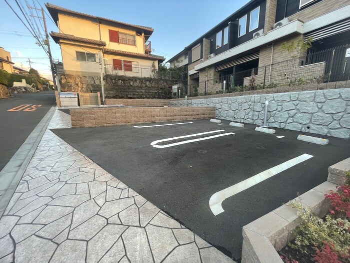 物件外観写真6　(駐車場)