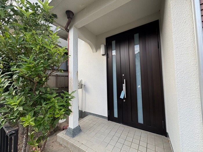 物件外観写真4　(エントランス部分)