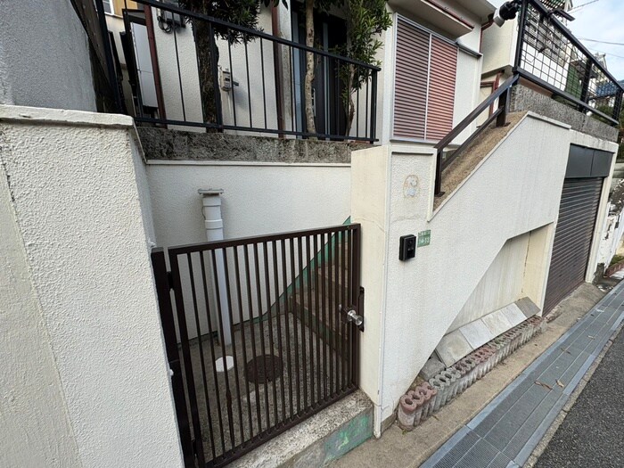 物件外観写真5　(エントランス部分)