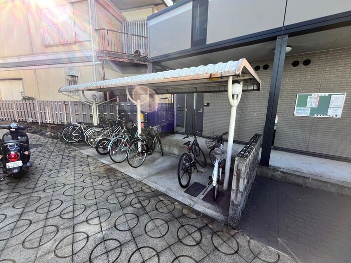 物件外観写真4　(駐輪場)