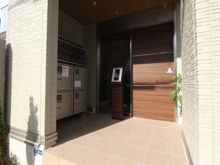 物件外観写真6　(エントランス部分)