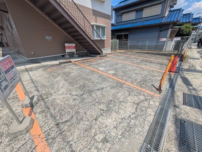 物件外観写真6　(駐車場)
