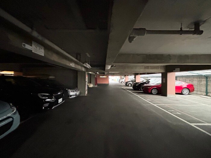 物件外観写真5　(駐車場)