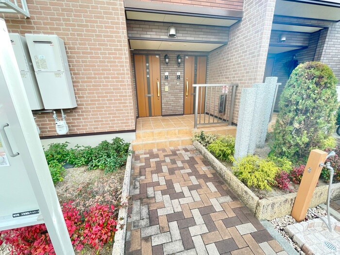 物件外観写真3　(エントランス部分)