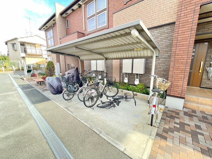 物件外観写真4　(駐輪場)