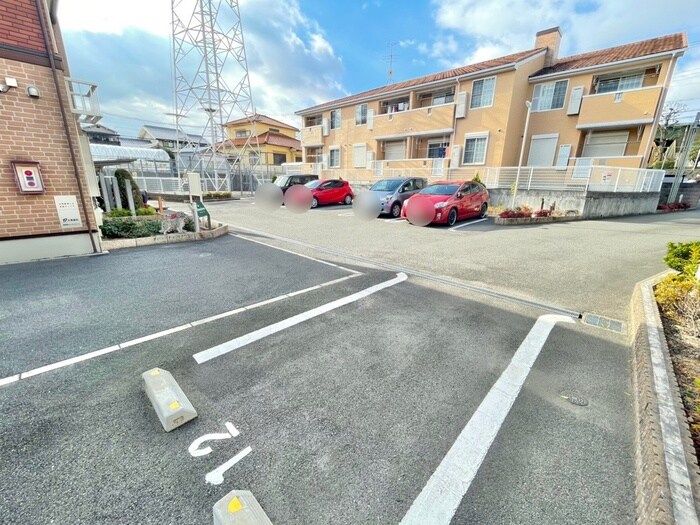 物件外観写真5　(駐車場)