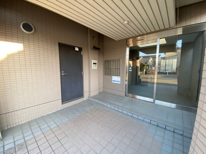 物件外観写真4　(エントランス部分)