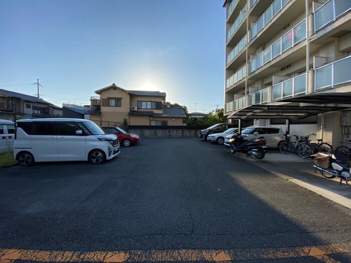 物件外観写真6　(駐車場)