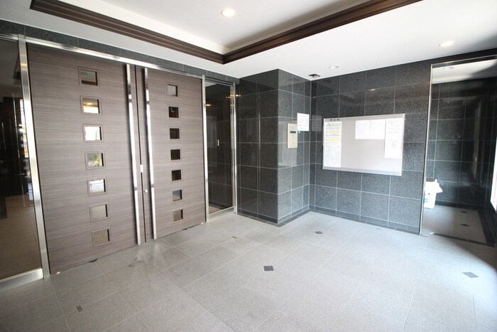 物件外観写真4　(エントランス部分)