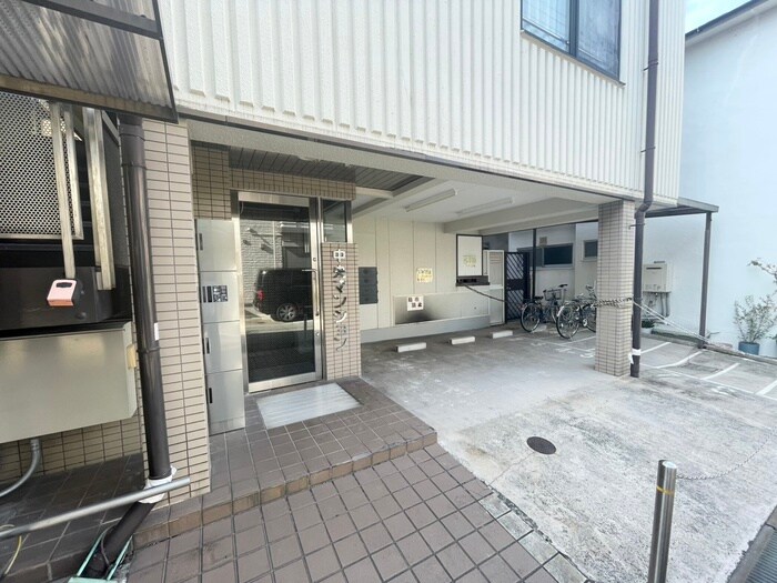 物件外観写真3　(エントランス部分)