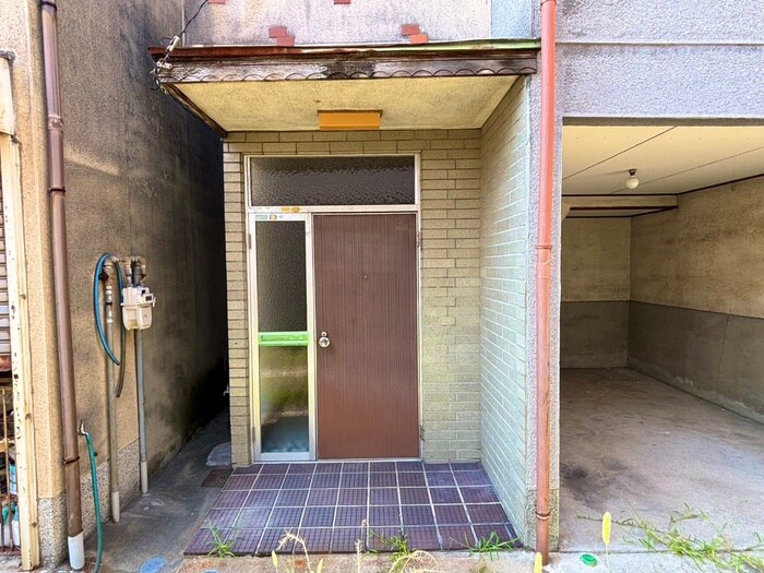 物件外観写真2　(エントランス部分)