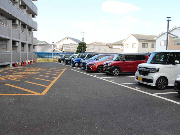 物件外観写真3　(駐車場)