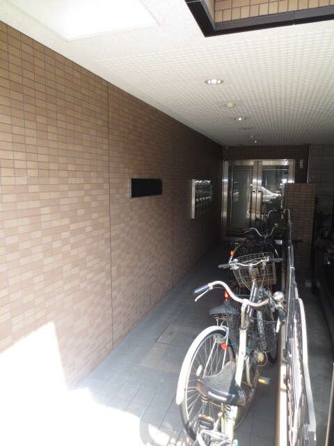 物件外観写真3　(エントランス部分)