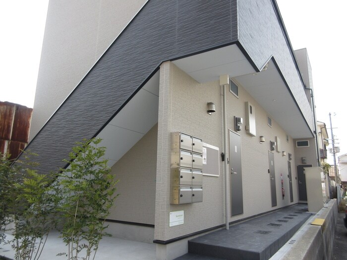 物件外観写真4　(エントランス部分)