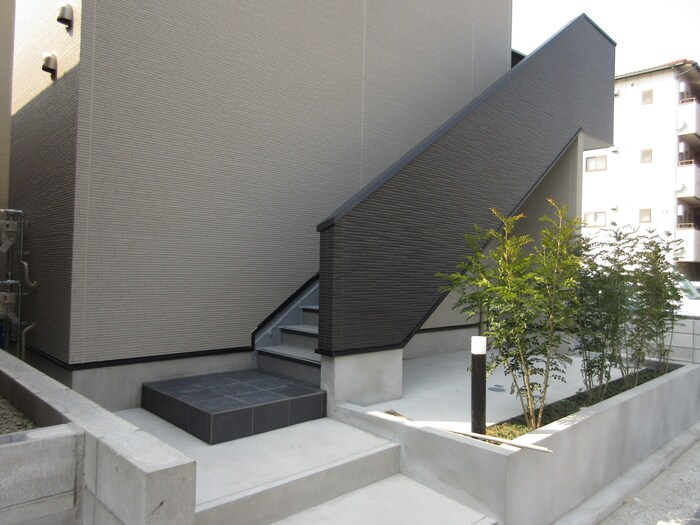 物件外観写真5　(エントランス部分)