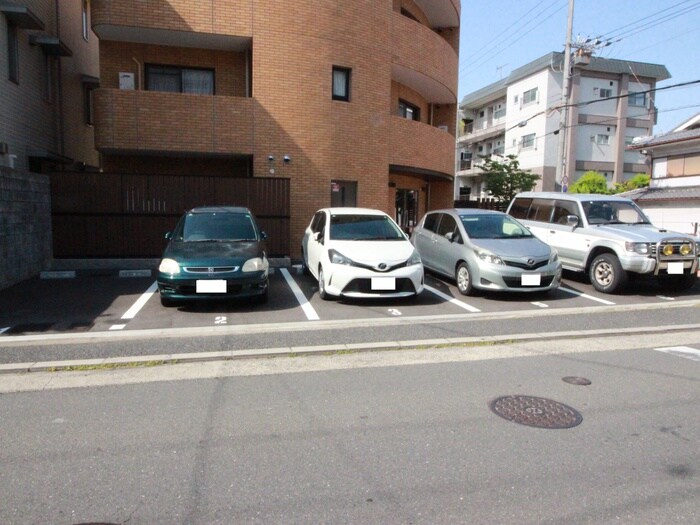 物件外観写真2　(駐車場)