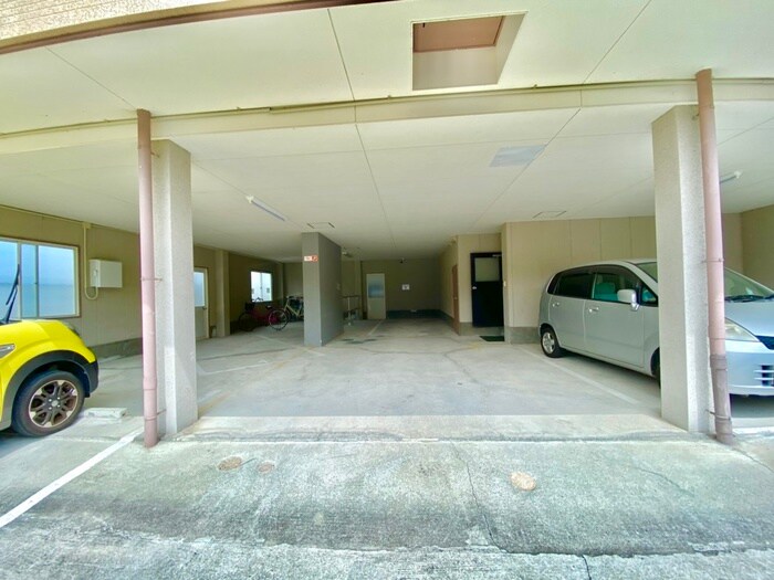 物件外観写真2　(駐車場)