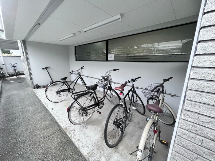 物件外観写真4　(駐輪場)