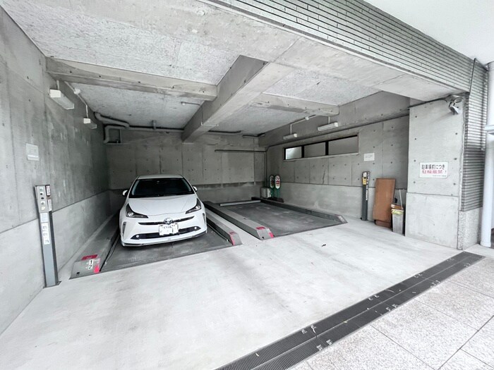 物件外観写真5　(駐車場)