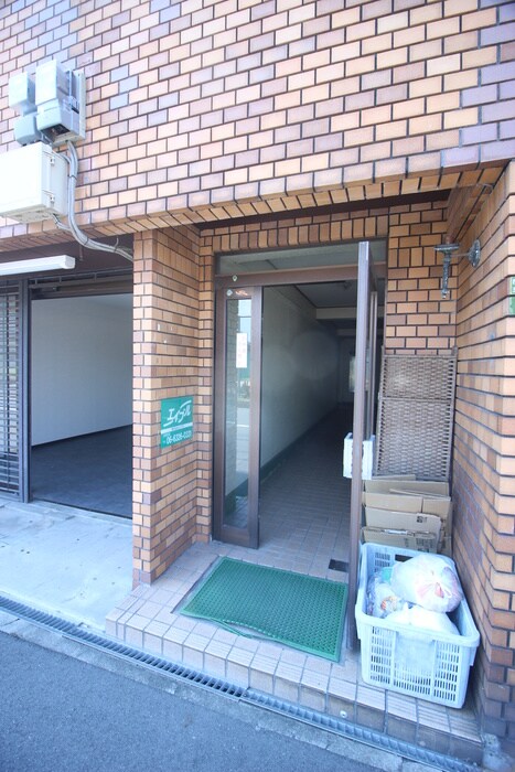 物件外観写真5　(エントランス部分)