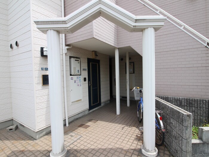 物件外観写真2　(エントランス部分)