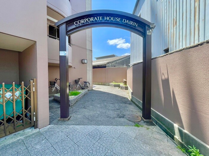 物件外観写真2　(エントランス部分)