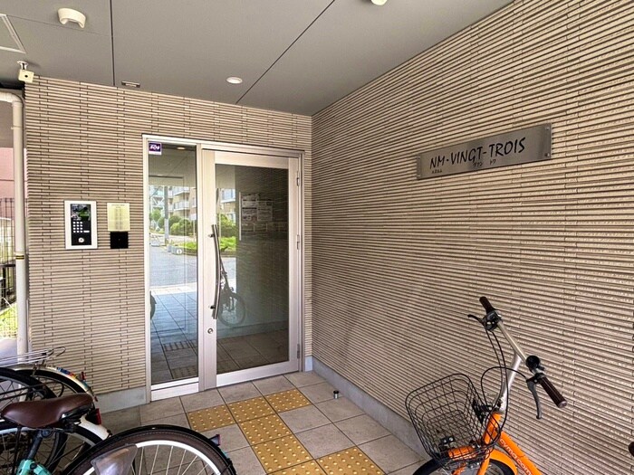 物件外観写真4　(エントランス部分)