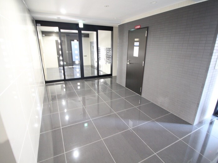 物件外観写真3　(エントランス部分)