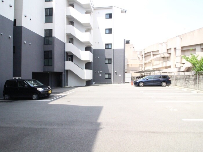 物件外観写真4　(駐車場)
