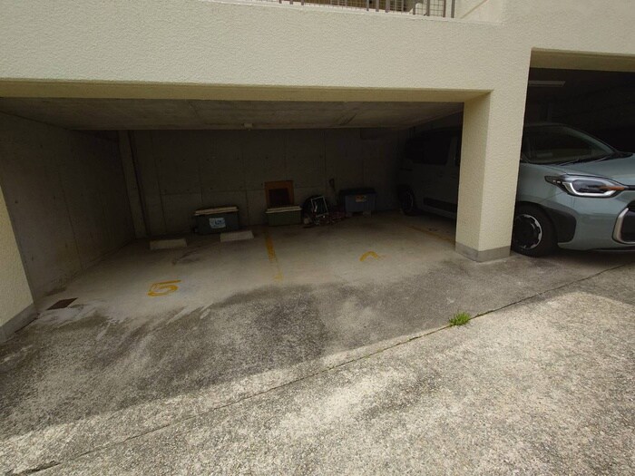 物件外観写真5　(駐車場)