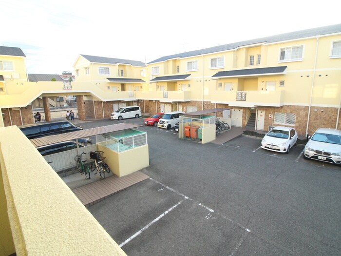 物件外観写真3　(駐車場)