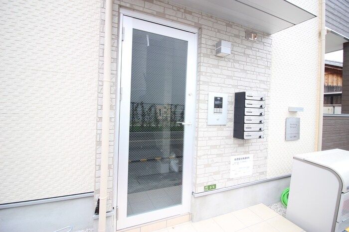 物件外観写真2　(エントランス部分)