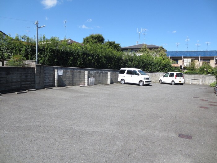 物件外観写真3　(駐車場)