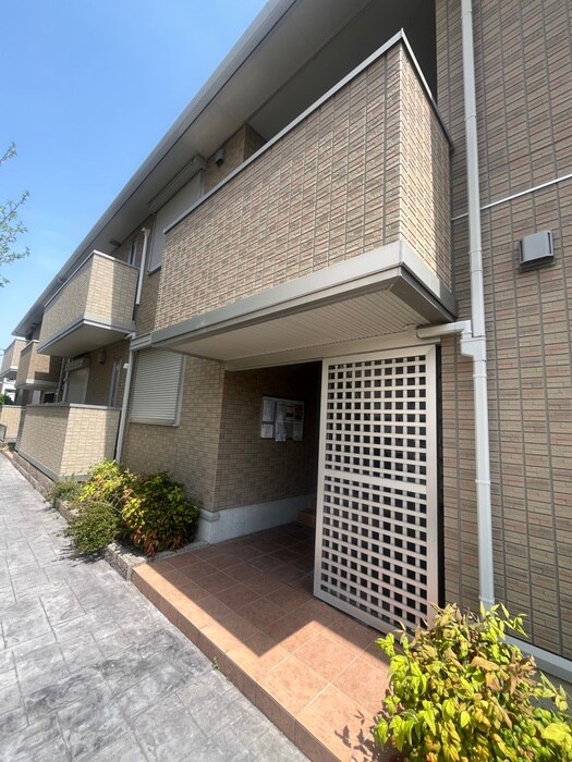 物件外観写真3　(エントランス部分)