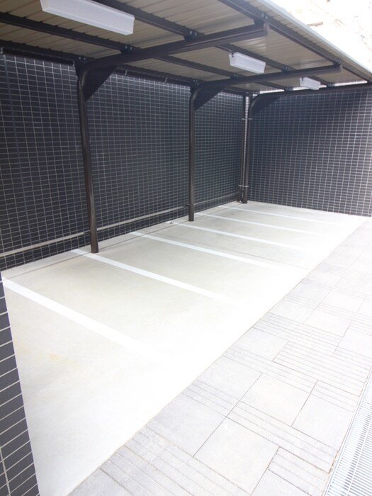 物件外観写真4　(バイク置き場)