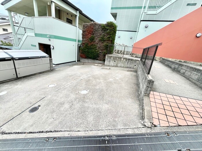 物件外観写真3　(駐車場)