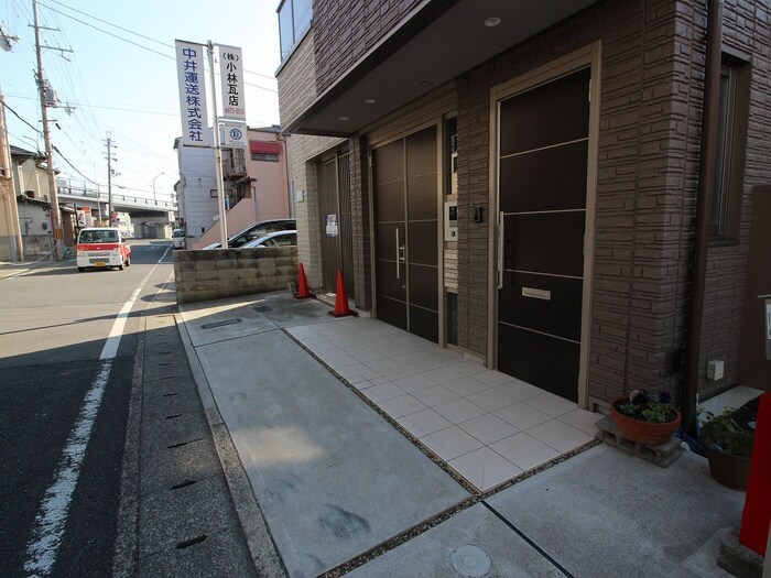 物件外観写真5　(エントランス部分)