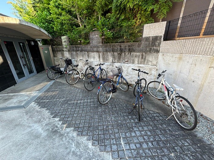 物件外観写真3　(駐輪場)