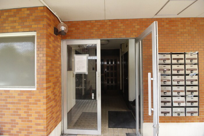 物件外観写真3　(エントランス部分)
