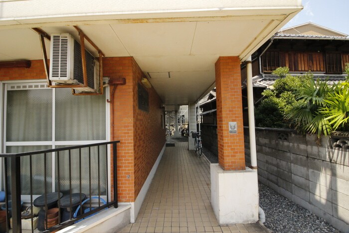 物件外観写真6　(エントランス部分)