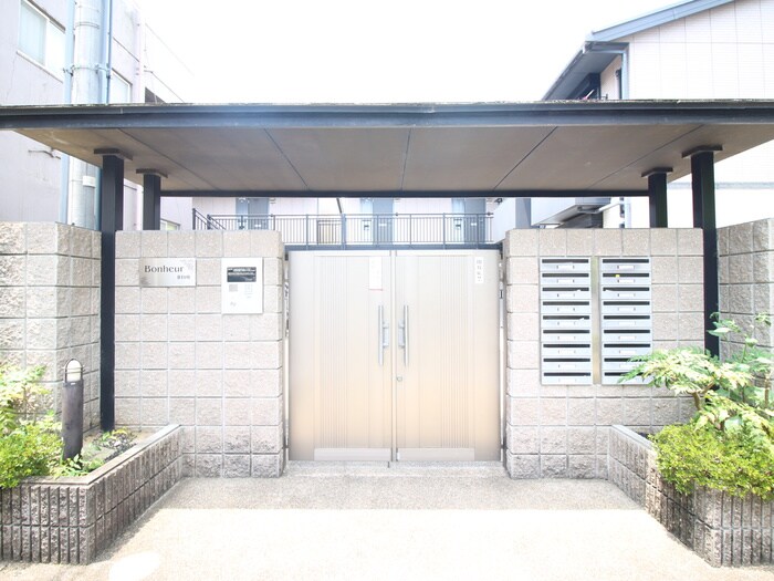 物件外観写真3　(エントランス部分)