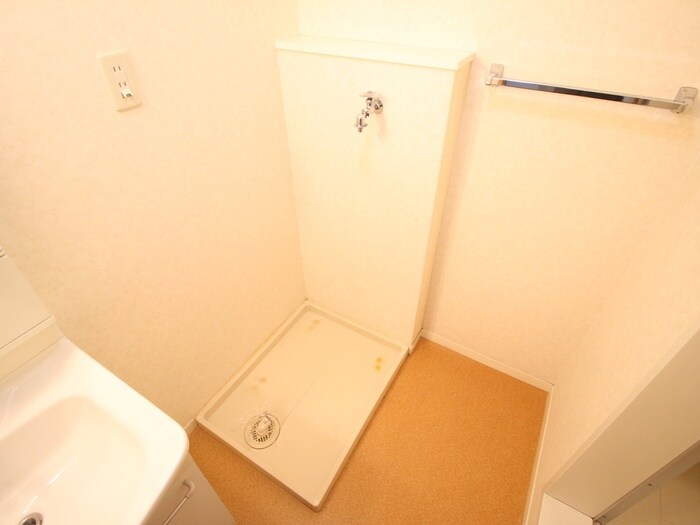 物件内観写真11　(洗濯機置場)