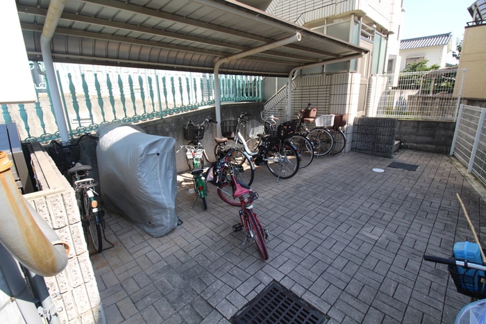 物件外観写真4　(駐輪場)