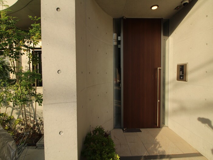 物件外観写真3　(エントランス部分)